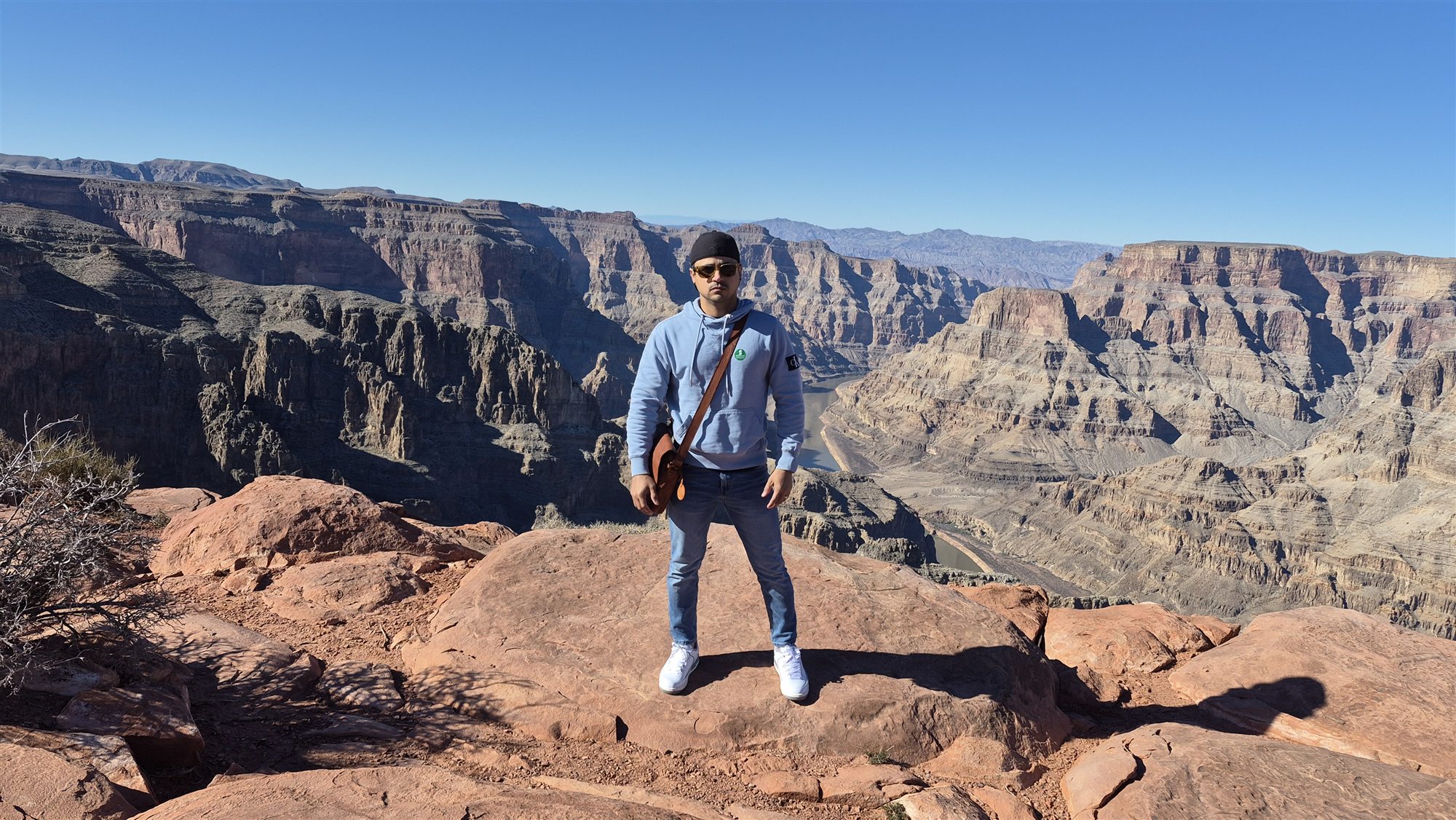 David Escobedo contemplando el Gran Cañón